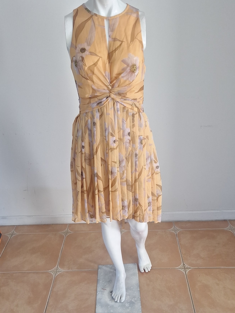 Gorgeous Ted Baker Fabulas Cabana Pleated Yellow Floral Midi Dress Sz 4 Or Small